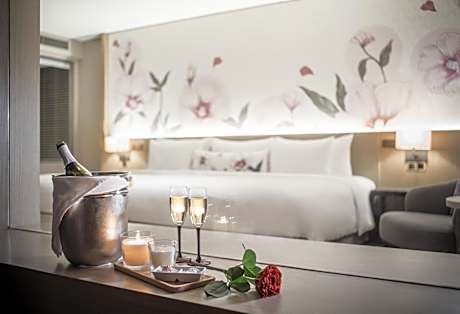 1 Bedroom Corner Suite - Roselle Suite