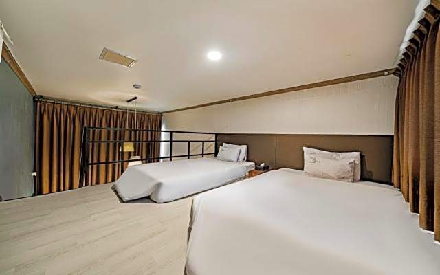 Photo 1 of 21 of Standard 2 Beds