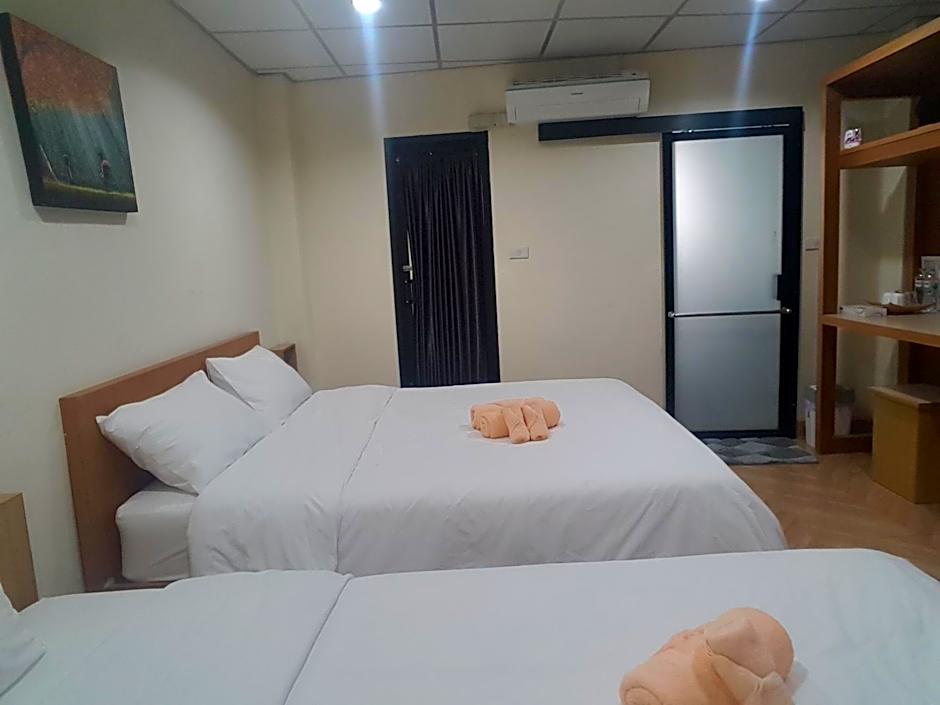 Double D Rooms & Cafe