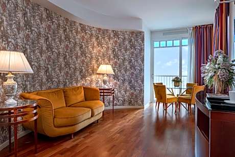 Deluxe Suite with Sea View