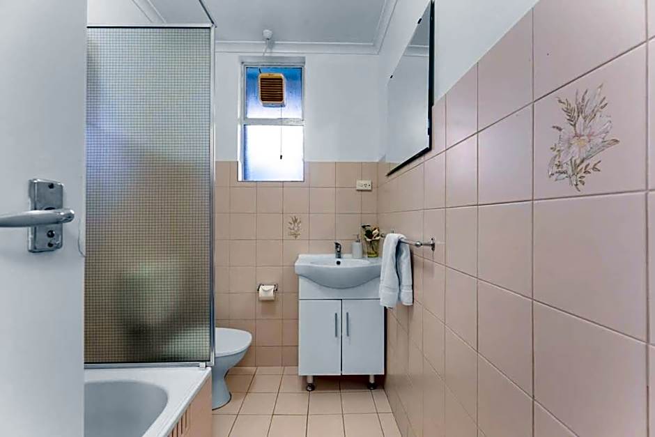 Renovated 1BR Unit CBD Parking Wi-Fi South Tce