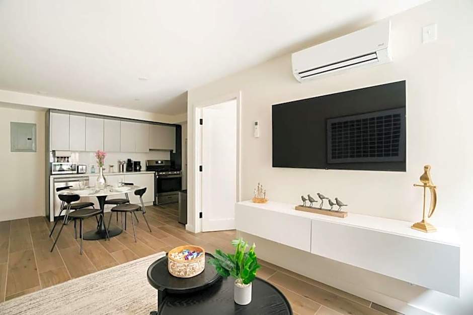 Massive 1BR w Private Patio in Upper East Side