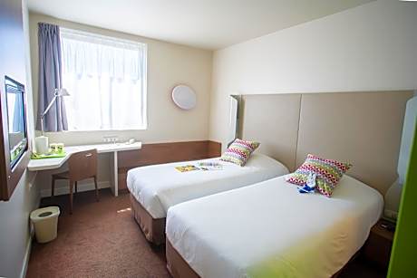 Standard Queen Room with Three Single Beds