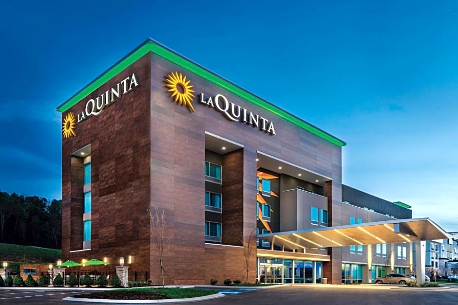 La Quinta Inn & Suites by Wyndham Cleveland