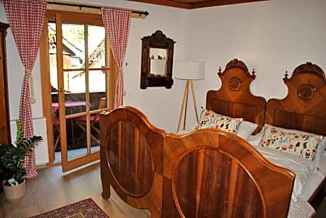 Standard Double Room with Mountain View and Shared Bathroom