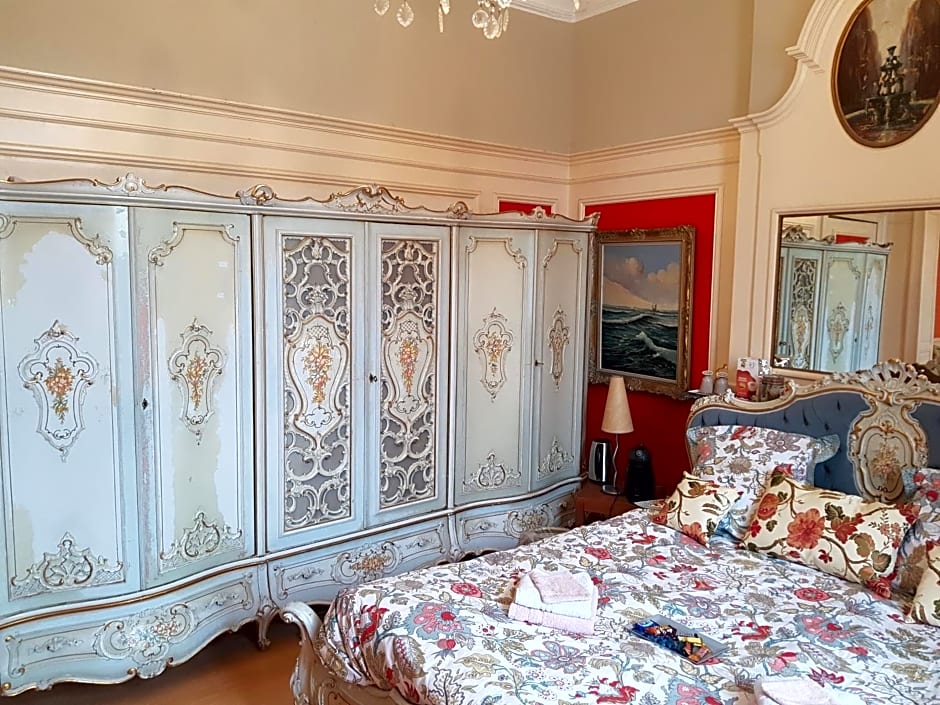 Château Lambert Moulinsart Hotel, shuttle airport, long term parking, snooker, large terrasse, dinner, breakfast