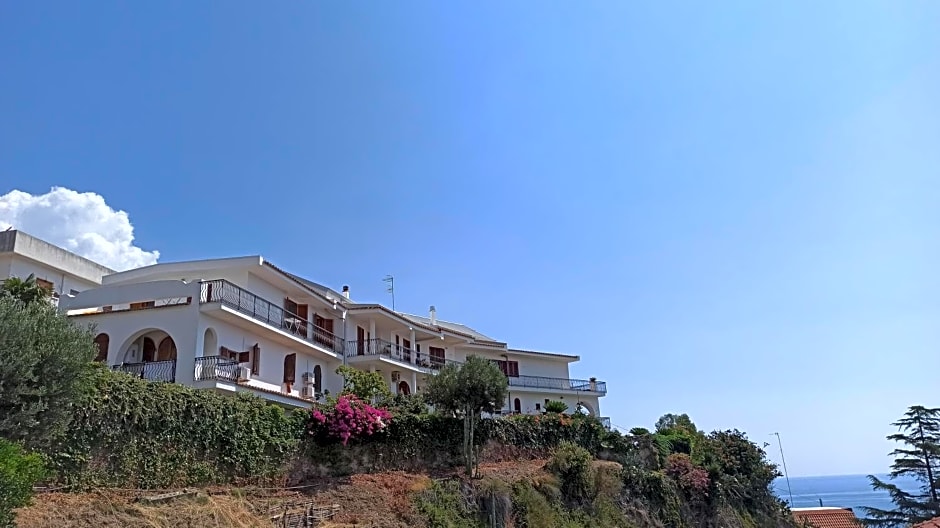 VelaLatina Residence B&B Soverato - Camera Maestrale & Camera Tramontana