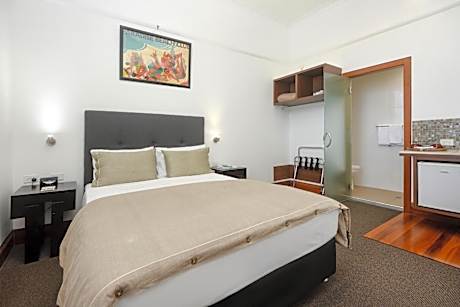 Deluxe Queen Room with Private Bathroom