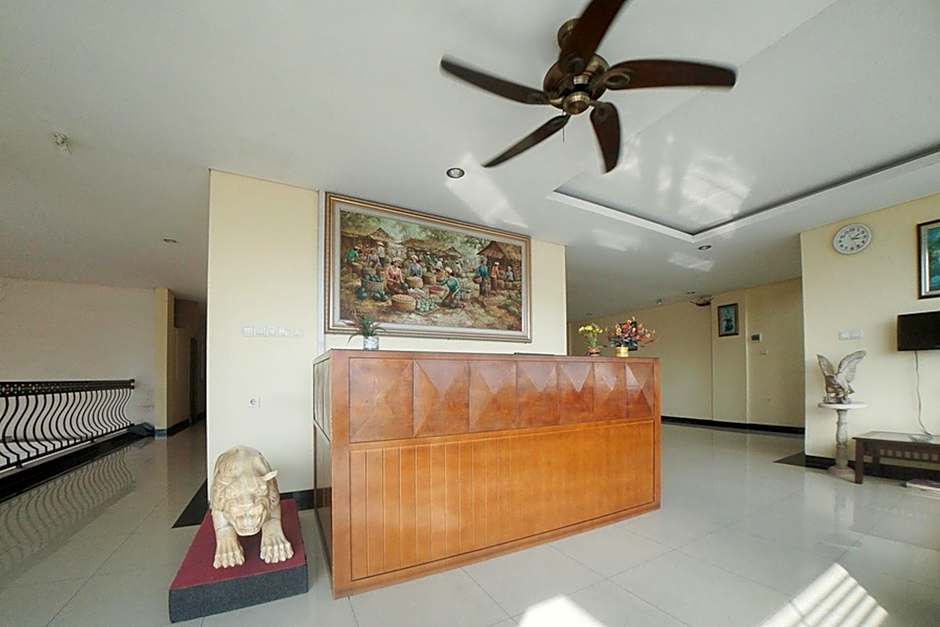 RedDoorz Plus near Green Pramuka Square Mall