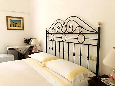 Deluxe Room (2 Adults + 1 Child)