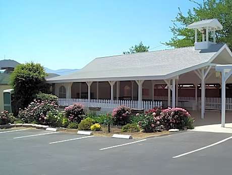 Lakeshore Lodge