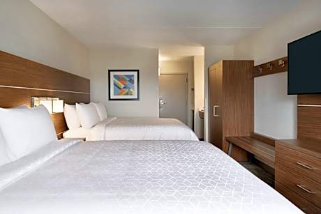 Queen Room with Two Queen Beds and Roll-In Shower - Disability Access
