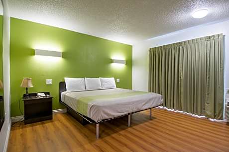 1 King Bed | Mobil Access Tub Nsmk Micfridg