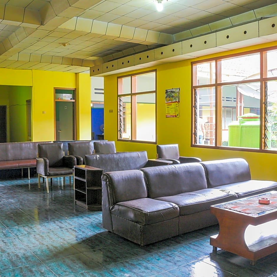 Spot On 1708 Hotel Budi Famili 1