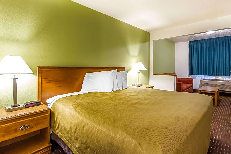 Econo Lodge Inn & Suites