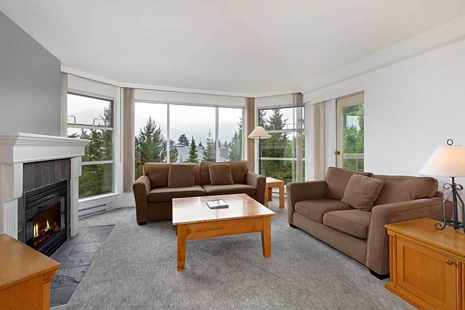 The Woodrun Lodge by Whiski Jack