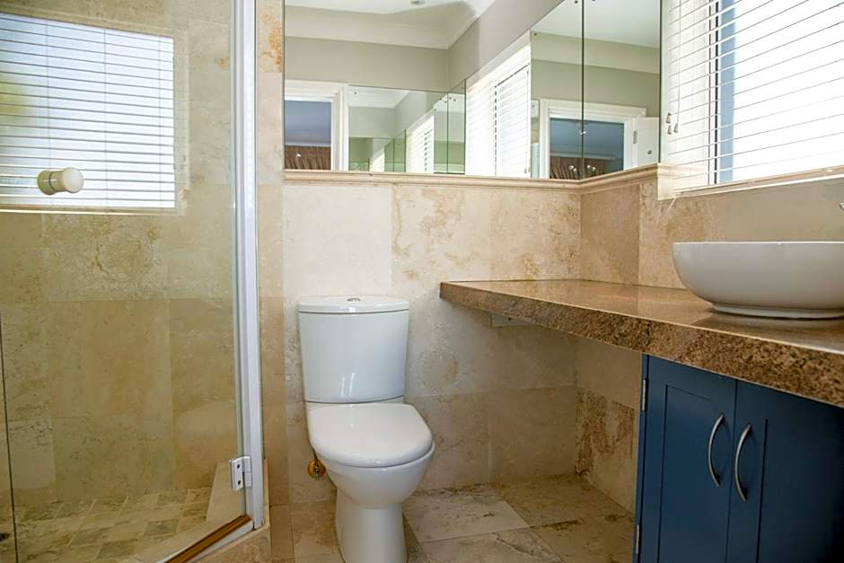 WATERFRONT 2 BR Home with mooring at Knysna Quays - life on the water