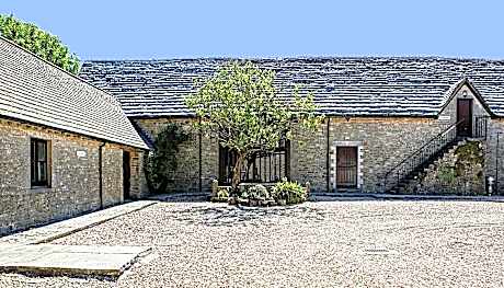 Kingston Country Courtyard