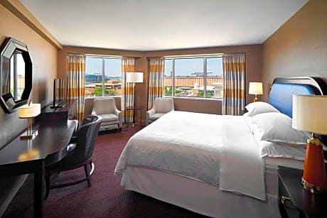 Deluxe, Guest room, 1 King, City view