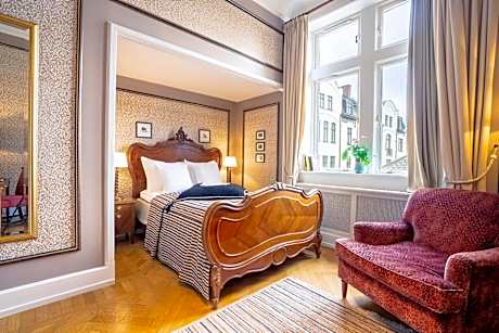 Queen Room (55 in bed)