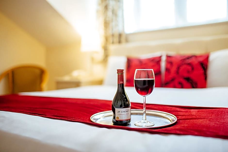 Pymgate Lodge Airport Hotel