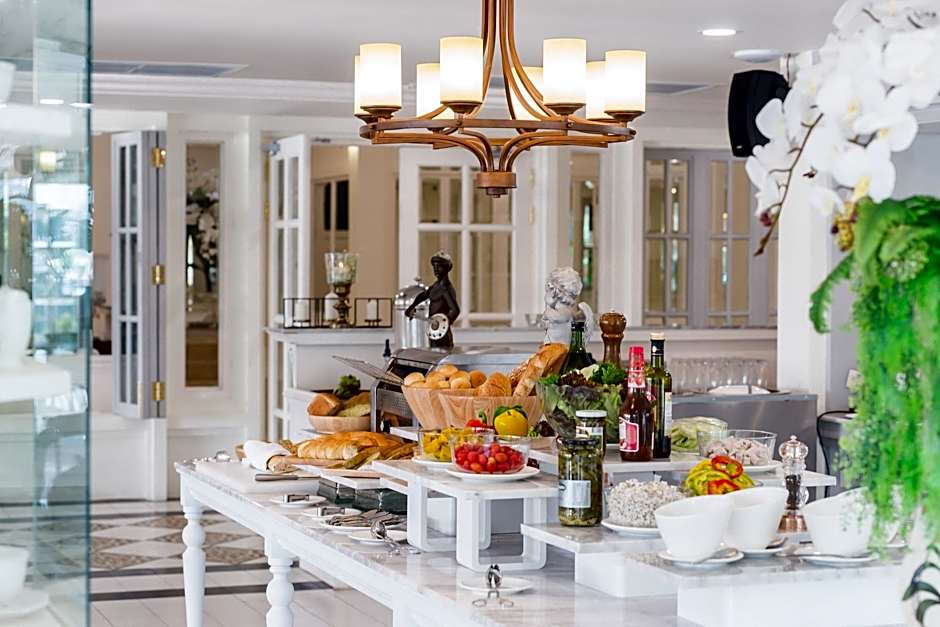 Kalanan Riverside Resort