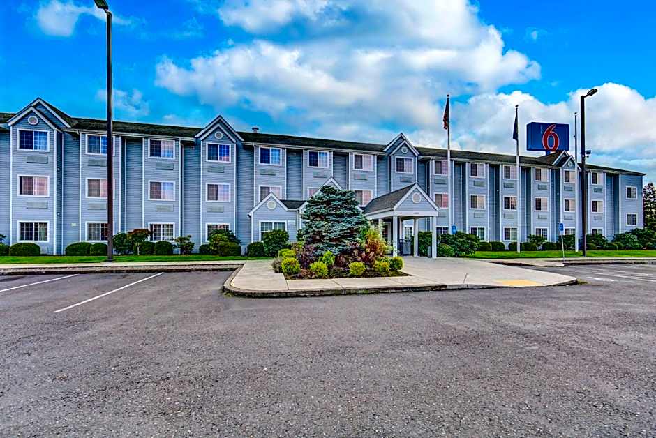 Motel 6 Sutherlin, OR - I-5