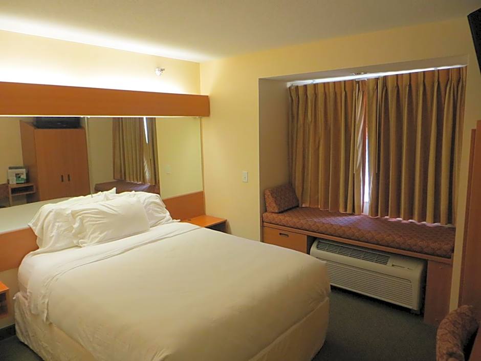 Microtel Inn & Suites by Wyndham Colfax/Newton