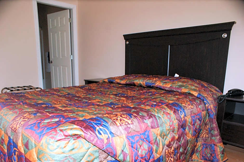 Photo 1 of 6 of Deluxe 1 Queen Bed