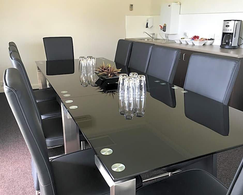 Blazing Stump Motel & Suites