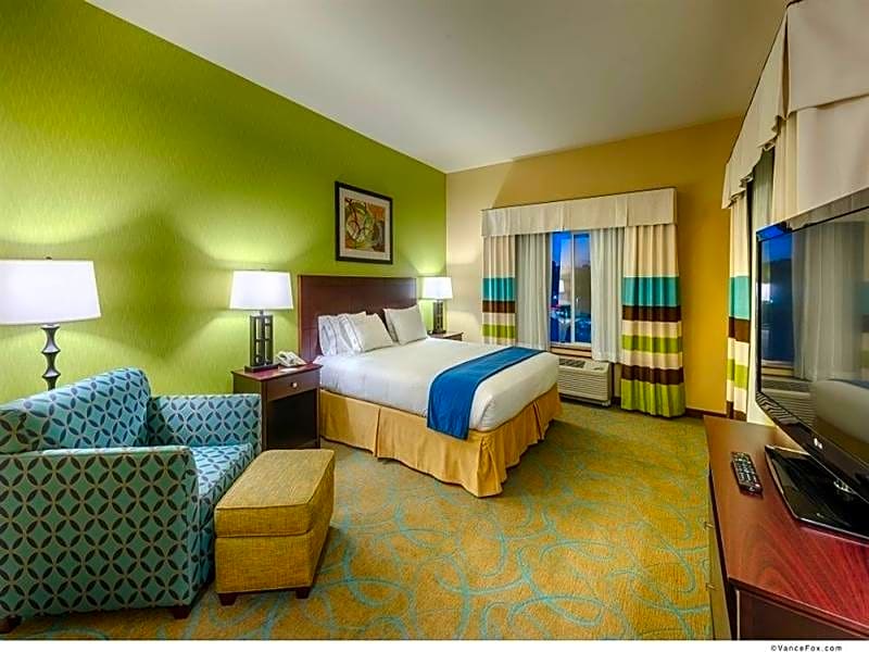 Holiday Inn Express & Suites / Red Bluff - South Redding Area, an IHG Hotel