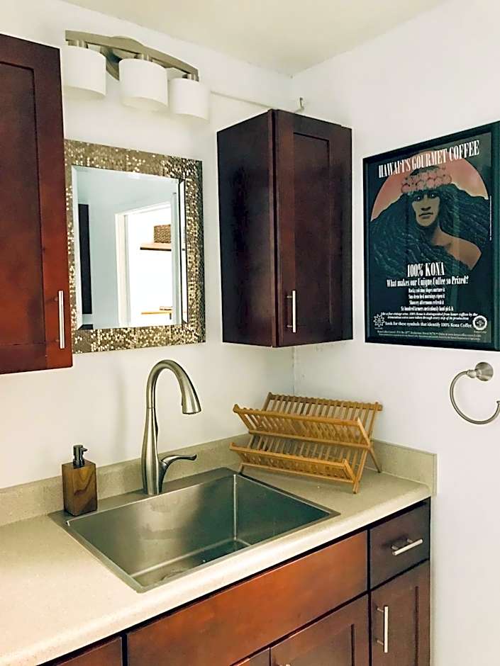 Kona Islander Inn - Prime Downtown Location with Hot Tub, Pool & Beach