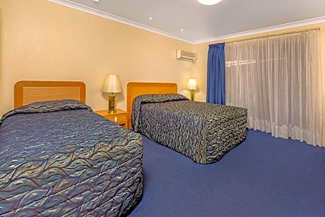 Executive Room with One Queen Bed and One Single Bed - Non-Smoking