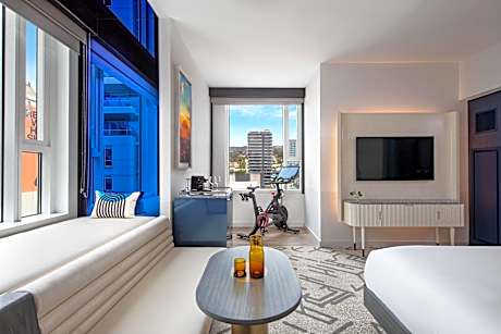 Luxe Level, Deluxe Guest room, 1 King, Corner room