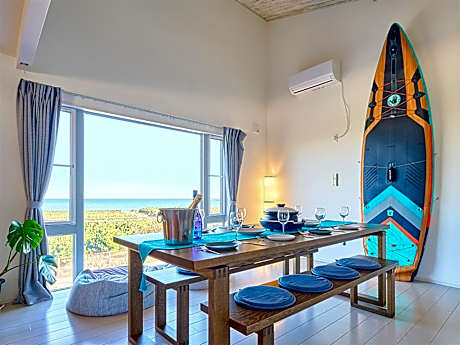 This villa is right in front of the sea.