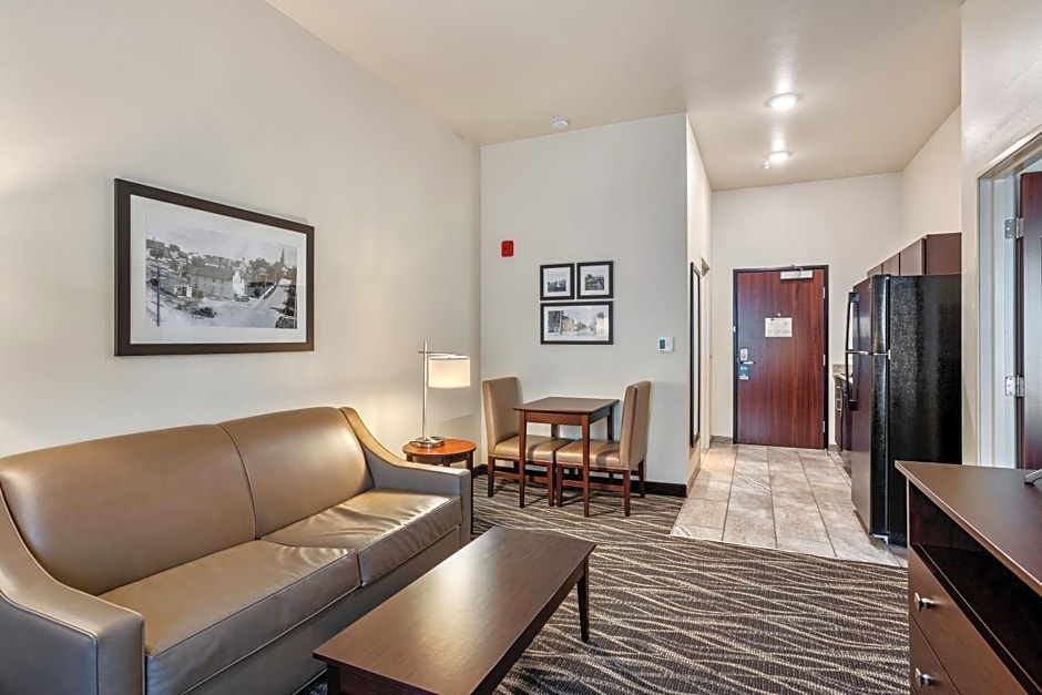 Cobblestone Hotel & Suites - Little Chute