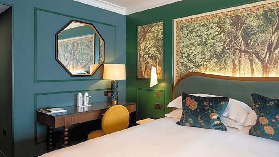 Photo 1 of 3 of Executive 2 Beds and 1 King Bed