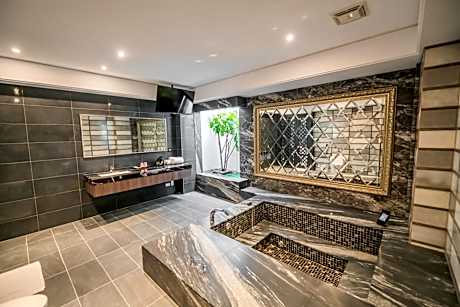 Deluxe Suite (Check-in from 20:00)