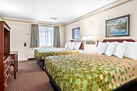 Queen Room with Two Queen Beds with Bath Tub - Mobility Accessible/Non-Smoking