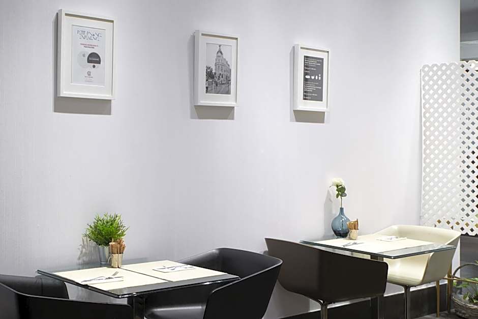 Petit Palace Tres Cruces