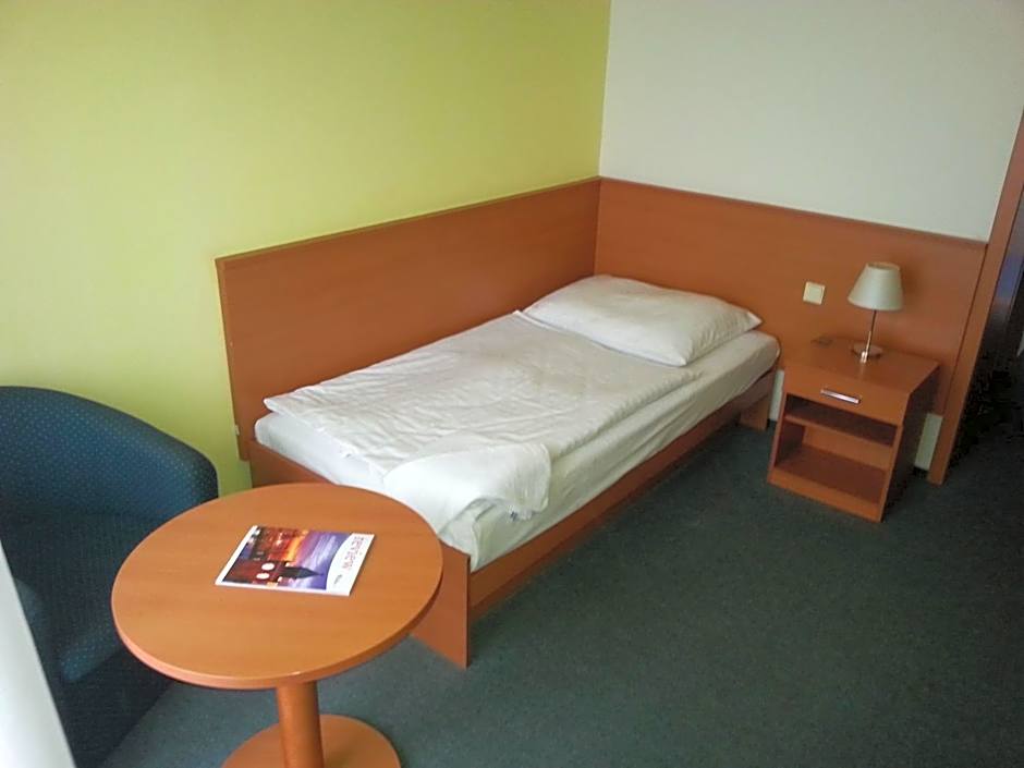Photo 1 of 7 of Single Room