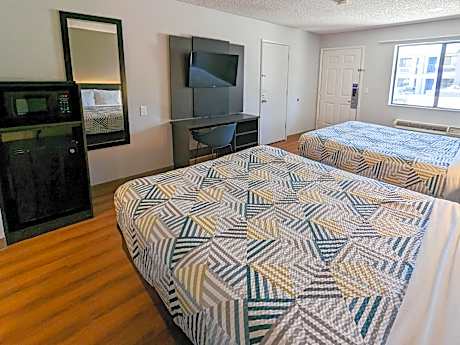 2 Queen Beds | ADA/Tub