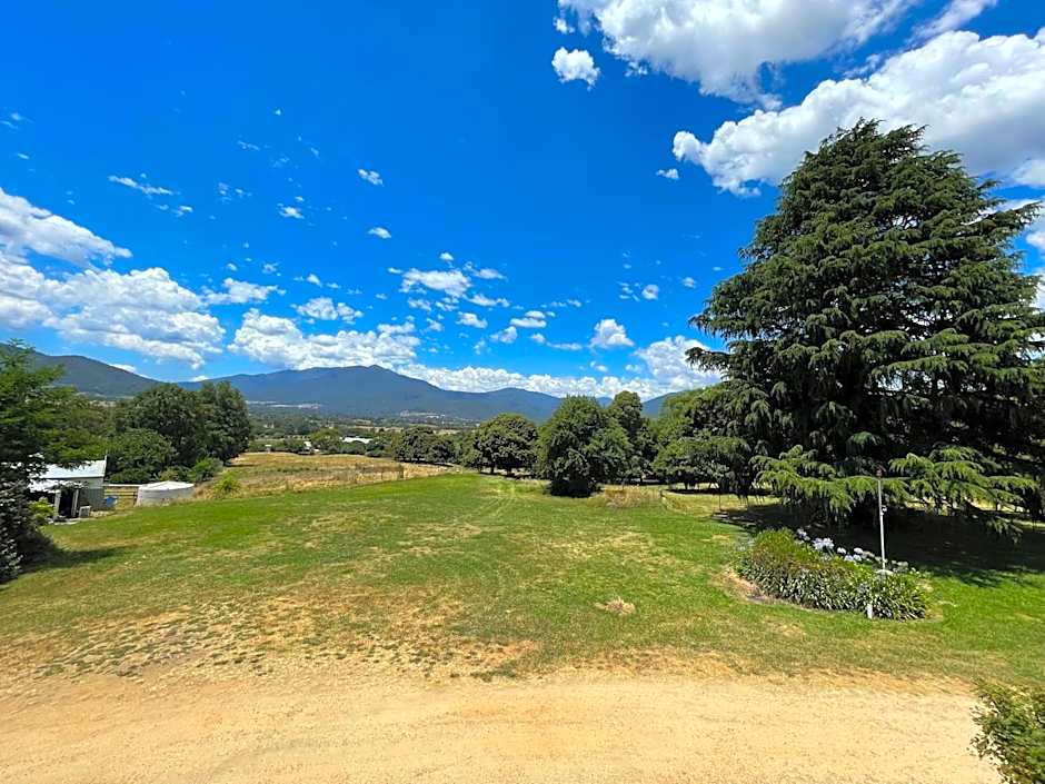 Mountain Creek Motel Bar & Restaurant