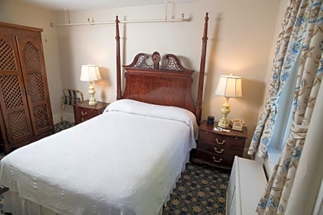 Deluxe Main Inn Room with One Queen Bed