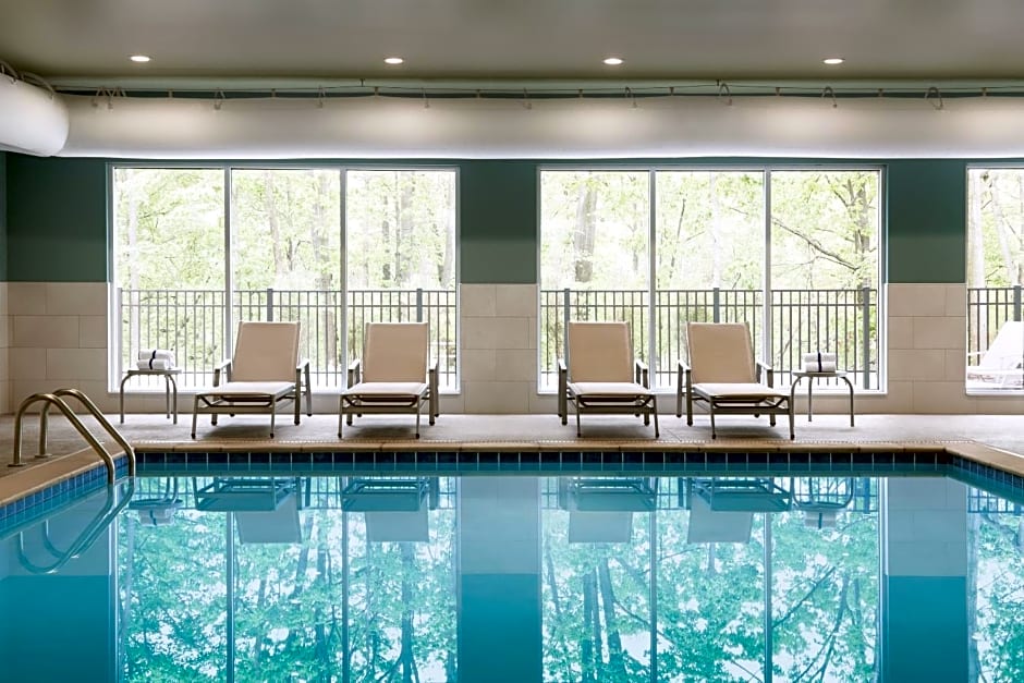Holiday Inn Express & Suites - Milwaukee West Allis, an IHG Hotel