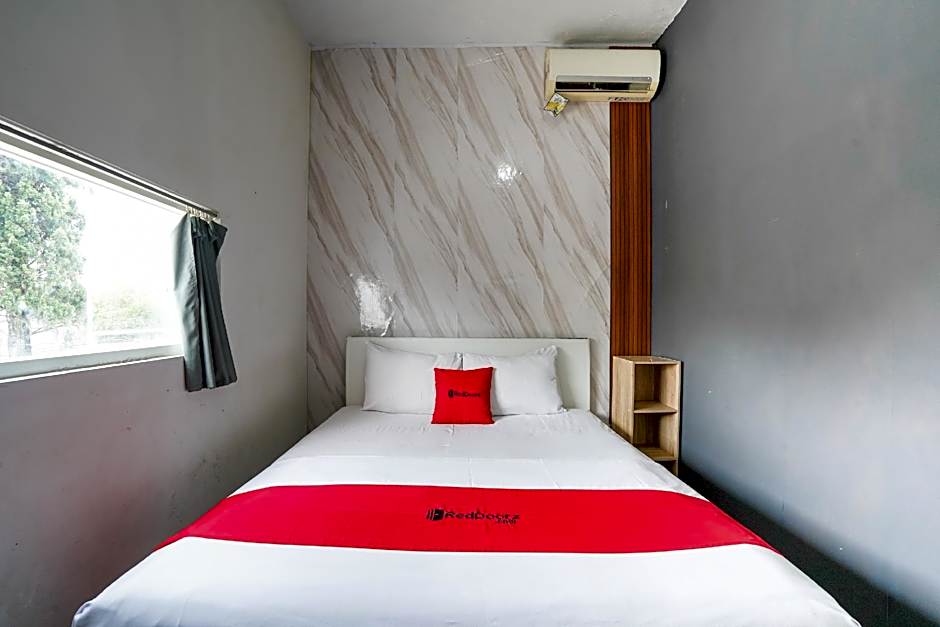 RedDoorz near Alun - Alun Magetan