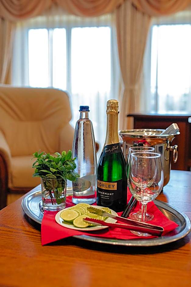 Hotel Korona Wellness, Rendezvény és Borszálloda