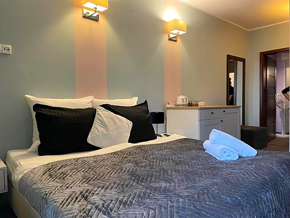 Rynek 14 - Pokoje hotelowe - Cafe&Restaurant - Parking - OrangeTV