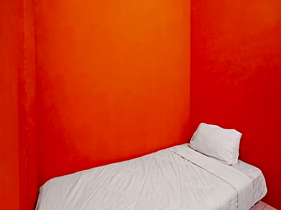 SPOT ON 92569 Anto Homestay SyariahNearPelabuhan Feri Harbor Bay