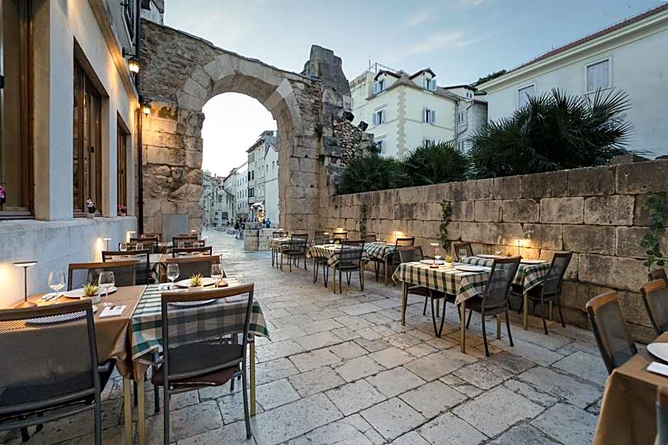 Hotel Peristil